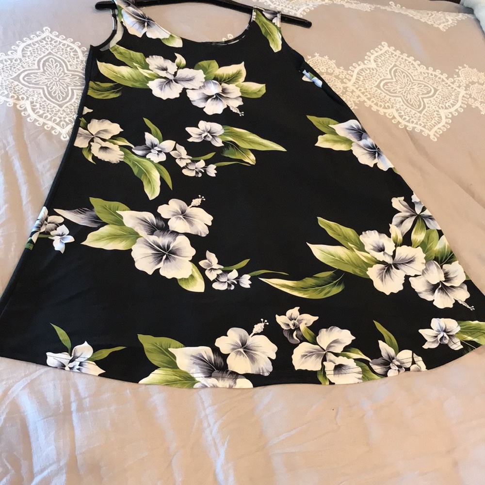 Women’s Dress - Picture 9 of 9